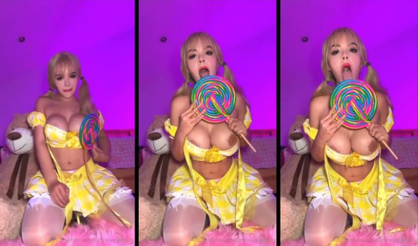 enseñando sus deliciosas tetas gigantes