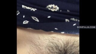 chavita colegiala enseñando los pelitos de la panocha a sus amigos