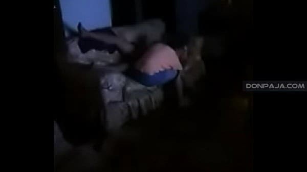 invito a su amiga a ver netflix pero termino cogiendola