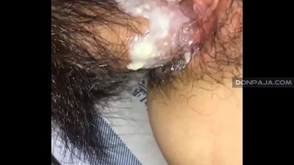 le saca la crema de la panochita a la morrita cachonda