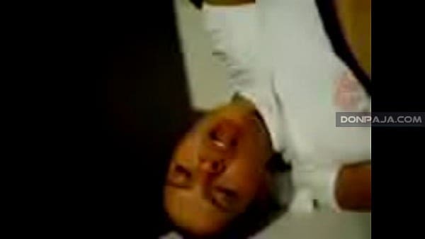 morrita de la secu se deja chupar las tetas