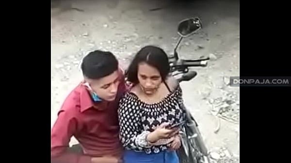 parejita de novios cachondos cogiendo en la calle y los graban