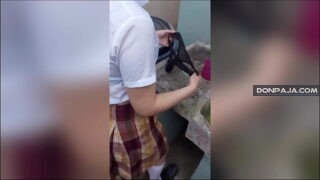 pone a su hijastra a lavar sus calzones y se ecita y termina cogiendola