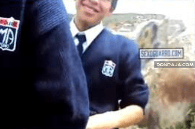 graba a sus compañeros de la prepa cogiendo en el monte