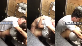 graban a pareja de novios jovenes cogiendo en el baño de un antro