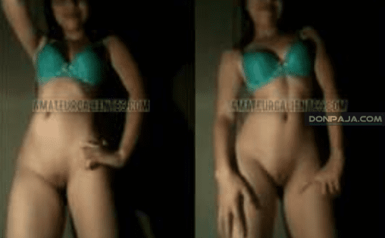 jovencita de prepa le muestra su panochita recien depilada a sus compañeros