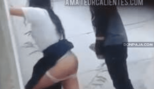 graban alumnos de prepa cogiendo atras de los salones