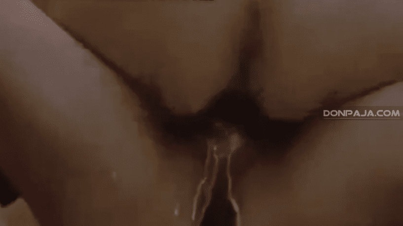 Que rica puta como se viene a chorros encima del novio