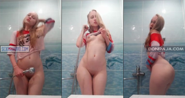 linda jovencita rubia se graba en el bao tocandose rico y enseñando todo