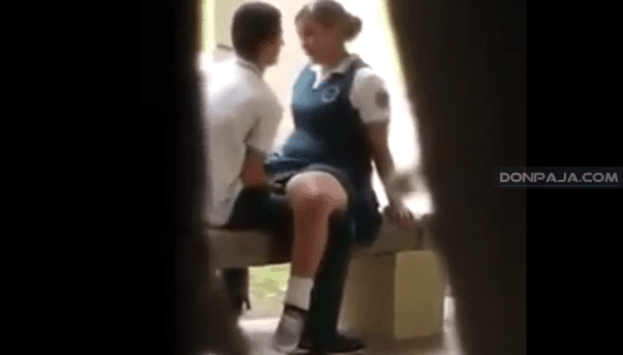 su compañero de chupa los dedos y se los mete a la panocha