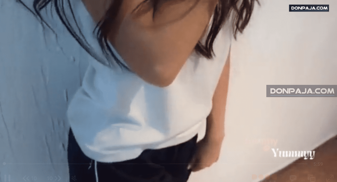 la morrita colegiala traia puesta una tremenda tanga de hilo