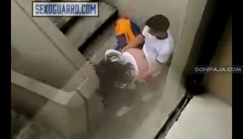 graban alumnos cogiendo en las escaleras del colegio