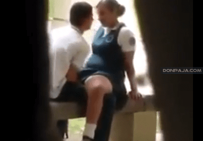 chavita colegiala se deja meter los dedos en el salon y los graba uno de sus compañeros