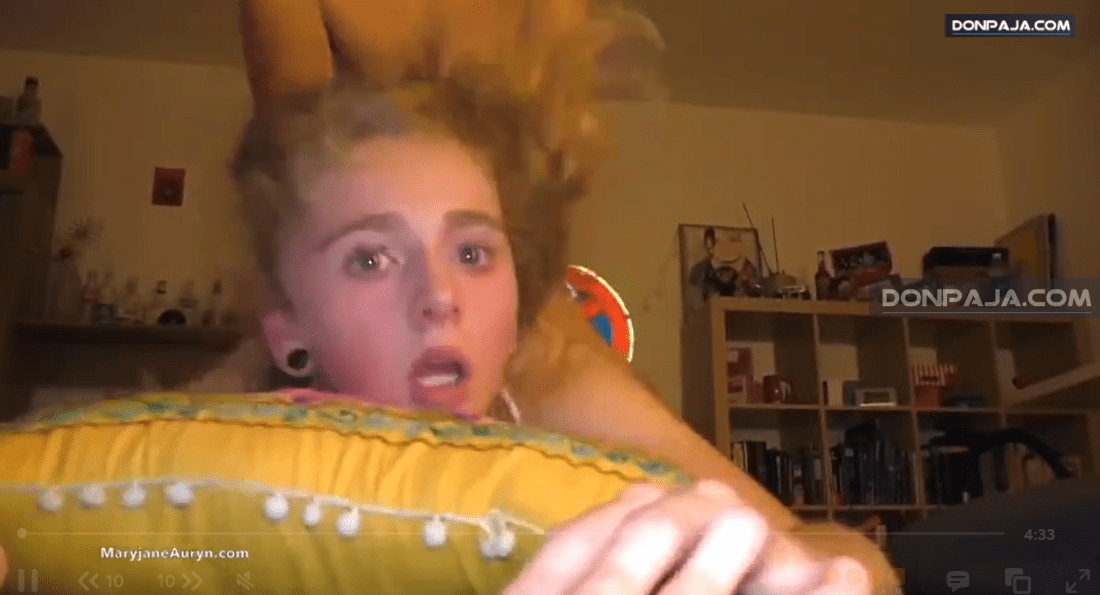 lo dejan cuidando a su primita y se la coge