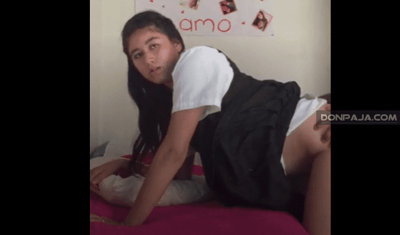 tienes que ver el culazo de infarto de esta morrita colegiala cogiendo con el novio