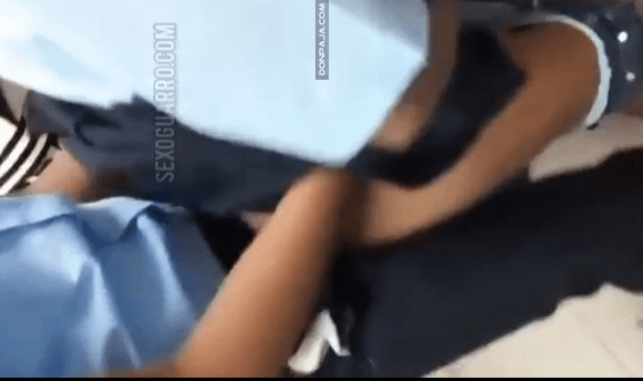 cogiendo a morrita colegiala dentro del salon y los graban sus compañeros