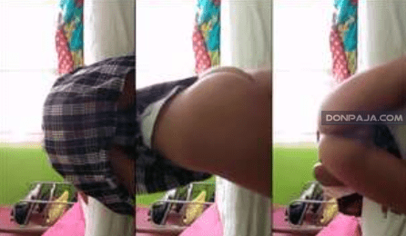 Meredith se graba con el uniforme de la escuela pero sin calzones