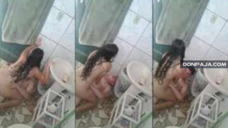 graba a sus compañeros del colegio cogiendo en el baño de su casa