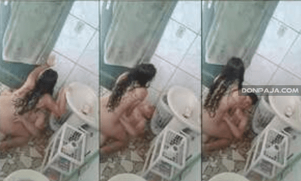 graba a sus compañeros del colegio cogiendo en el baño de su casa