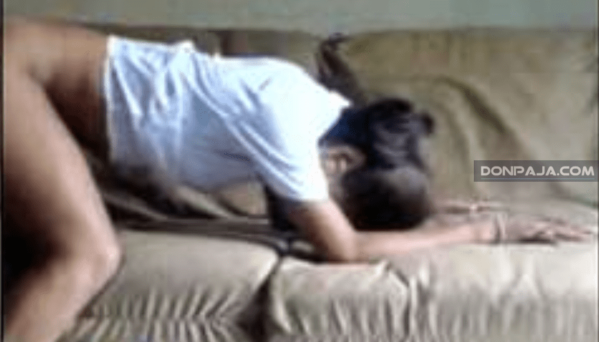 hombre maduro le dice a la morrita que se ponga en cuatro para cogerla