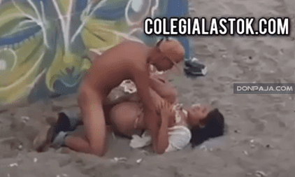 graban a parejita de novios adolescentes cogiendo en la playa