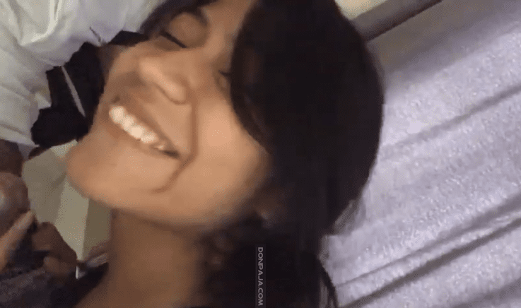 colegiala de prepa se la chupa a una de sus compañeros dentro del salon