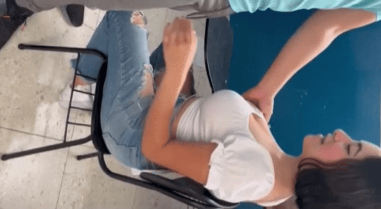 alumna de prepa se deja coger dentro del salon para ganar una buena calificacion