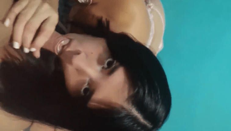 hermosa morrita se pone un babydoll y chupa pinga como profesional