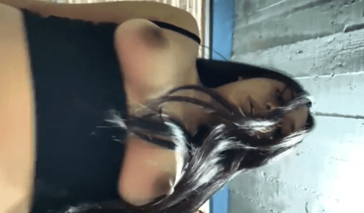 no vayan a llegar mis tios apurate…le dice su prima mientras se la cogen