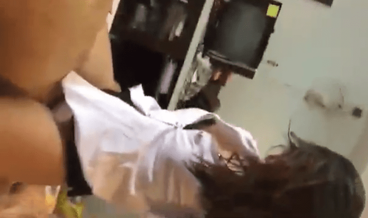 jovencita colegiala disfruta como loca cuando se ensarta solita