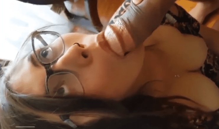 la jovencita le dice que no sabe chuparle y mira su carita de inocencia