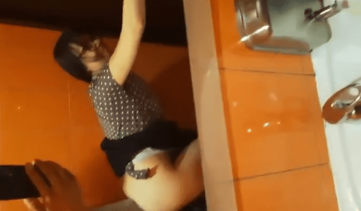 sus padres por poco los cachan cogiendo en el baño de visitas