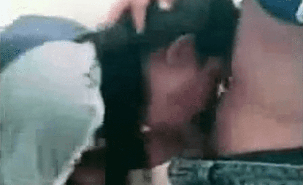 Increible morrita colegiala ninfomana haciendo un trio en el salon de la prepa