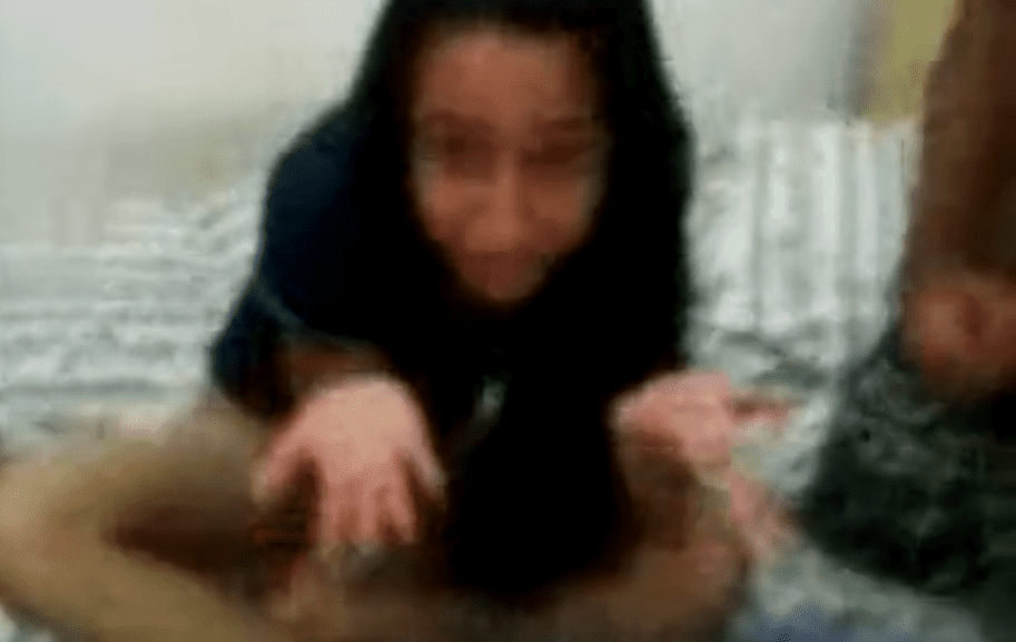 se cogen entre varios a la morrita colegiala