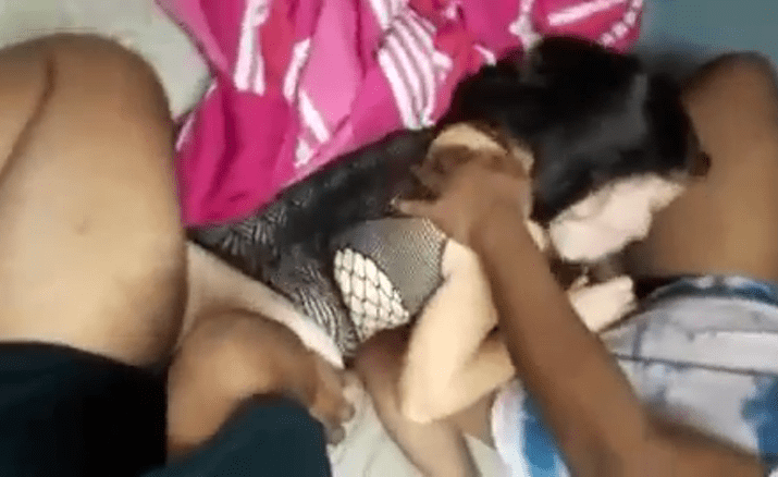 cogiendo entre varios a la amiga putita y se deja grabar