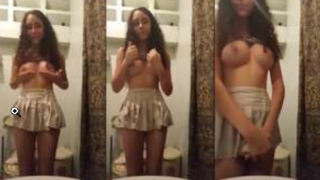 Mira que deliciosas tetas tiene la jovencita y despues enseña las nalgas