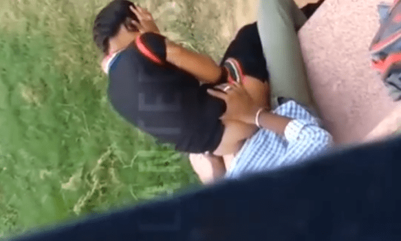 graban a parejita de novios cogiendo en el parque