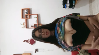 es increible que una jovencita de su edad tenga un par de tetas tan enormes