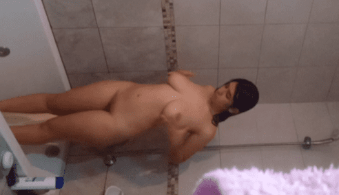 pero que culazo tiene la jovencita tetona que se graba encuerada