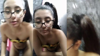 jovencita calenturienta se graba jugando con un vibrador