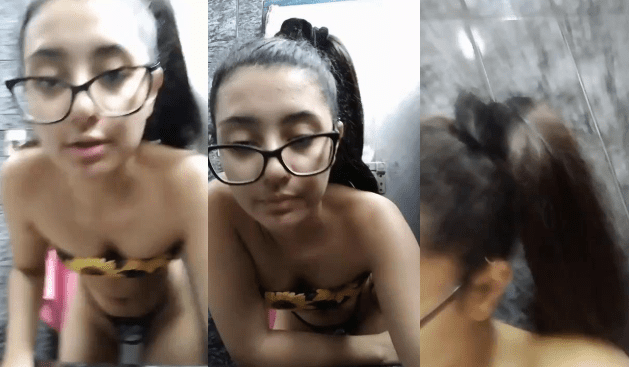 jovencita calenturienta se graba jugando con un vibrador