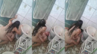 Graba a su hermana cogiendo en el baño de su casa y la acusa con sus padres