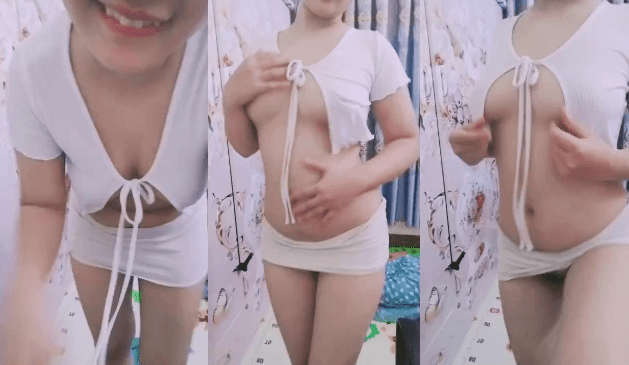 Miren como provoca esta morrita adolescente a sus compañeros del colegio