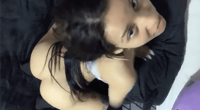 la jovencita se pone de perrito para que el novio la coja pero no le cabe toda la vrga