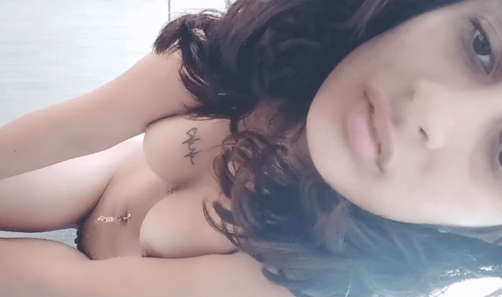 la jovencita les enseña todo a sus compañeros del colegio