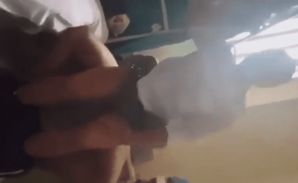 cogiendo a una vigilante super putona mientras que otro la graba