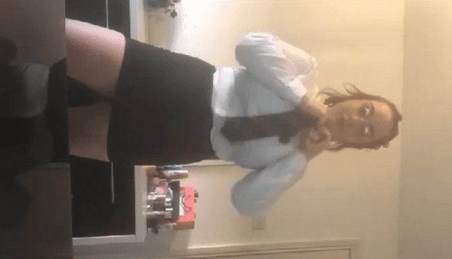 se baja los calzones y se graba en su habitacion masturbandose rico