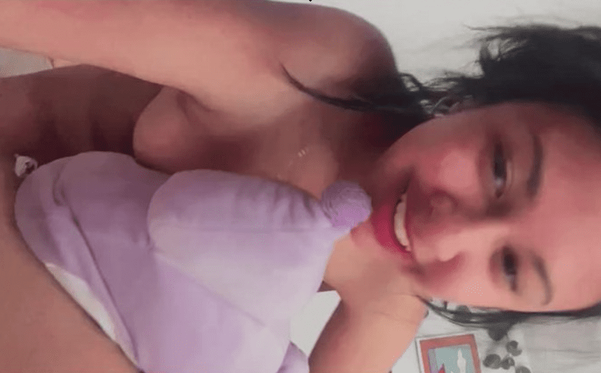 aunque no lo crean estoy completamente desnuda, les dice la morrita mexicana sus compañeros