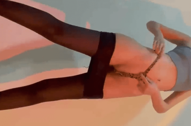 deliciosa jovencita caliente se mete el calzon en la vagina