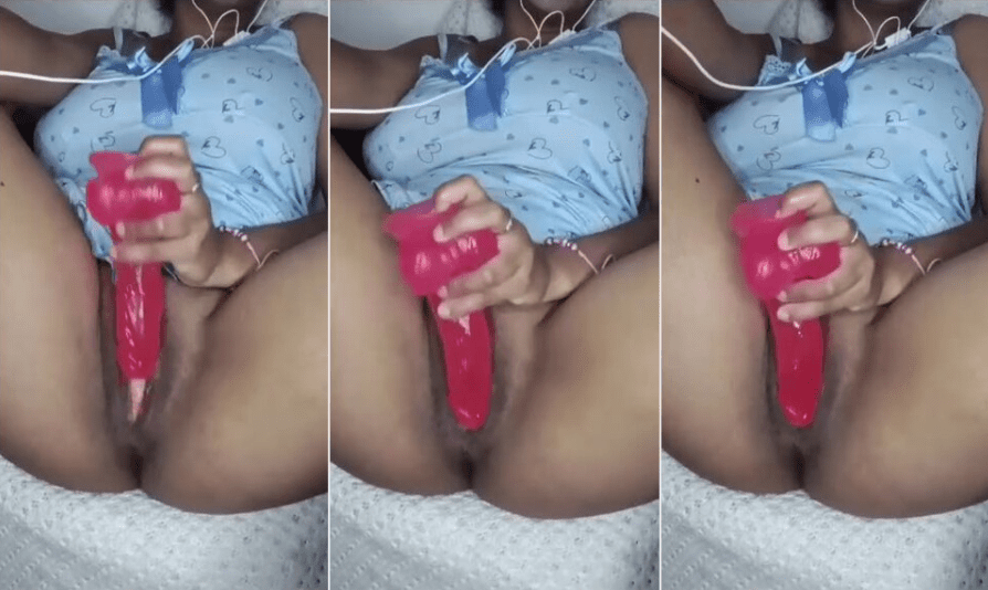 la jovencita mexicana se graba masturbandose con un dildo que la hace gemir delicioso